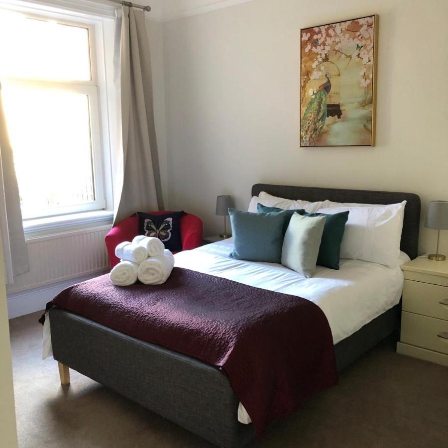 Comfy Big 7 Bedroom Townhouse هاروغايت المظهر الخارجي الصورة