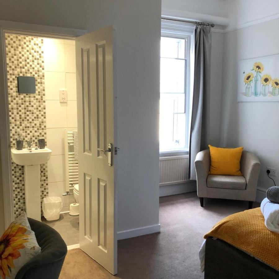 Comfy Big 7 Bedroom Townhouse هاروغايت المظهر الخارجي الصورة