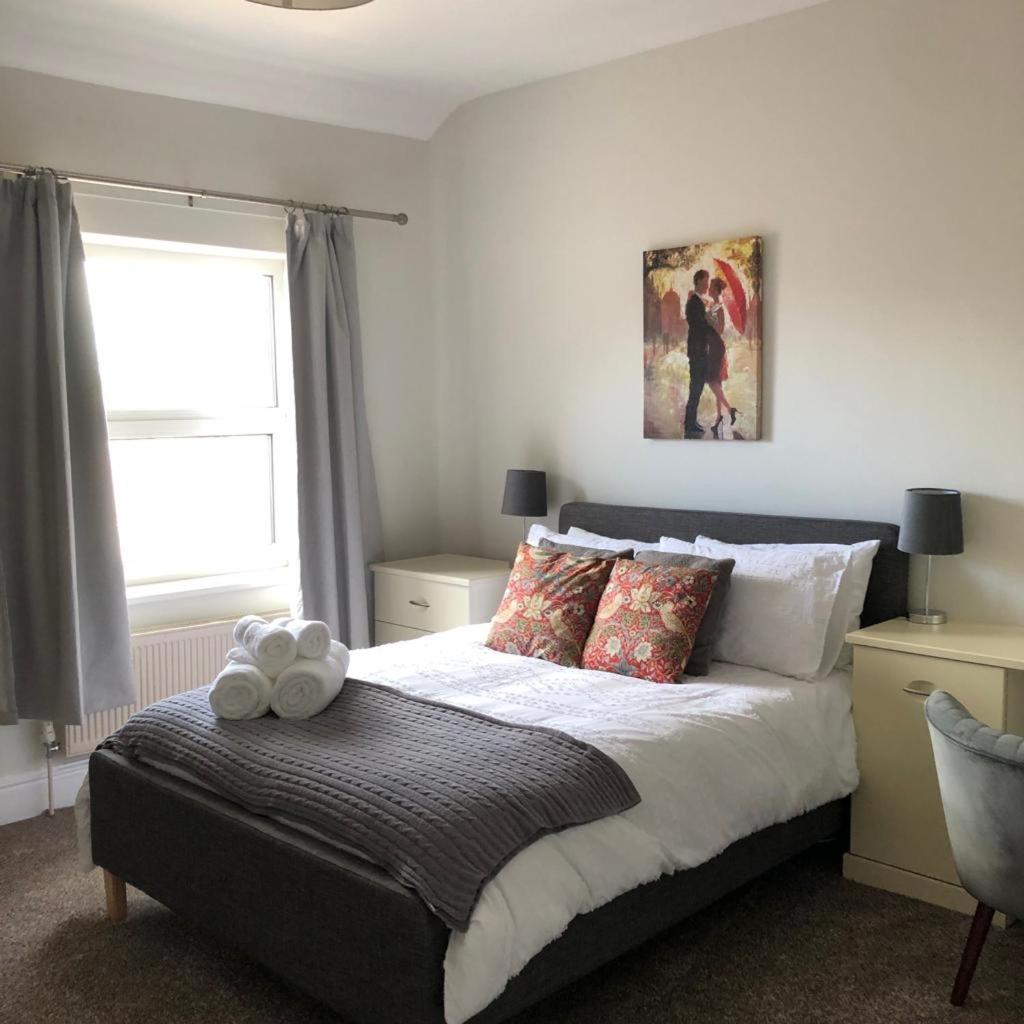 Comfy Big 7 Bedroom Townhouse هاروغايت المظهر الخارجي الصورة